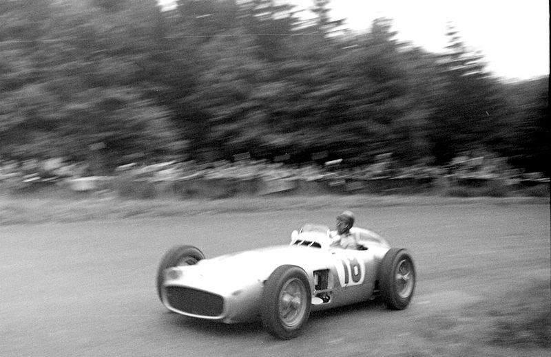 800px-Großer_Preis_von_Europa_-1954_Nürburgring,_Juan_Manuel_Fangio,_Mercedes_(3)x